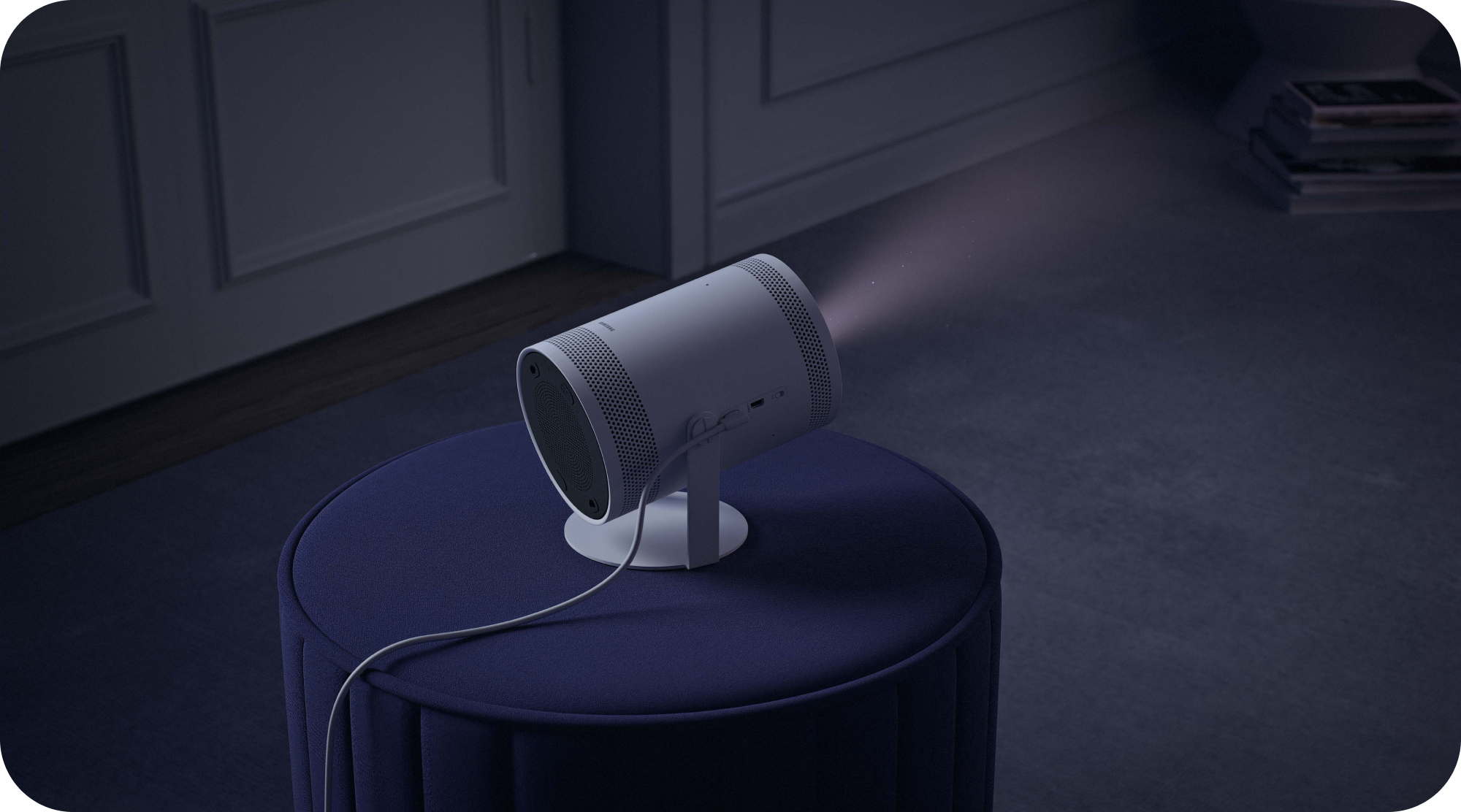 Samsung Lifestyle The Freestyle smart projektor i bruk i mørkt rom