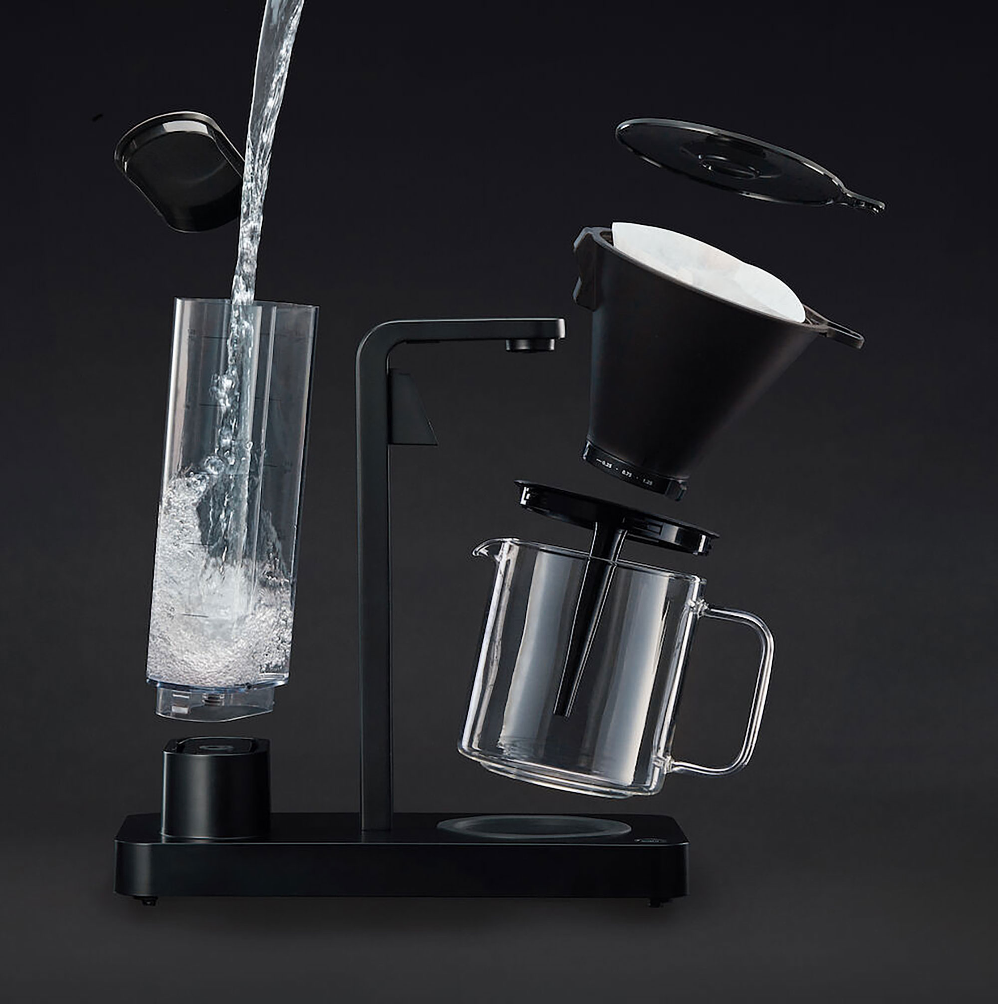 Wilfa - SDA - Wilfa Coffeemaker WSPL-3B og sine deler med en svart bakgrunn