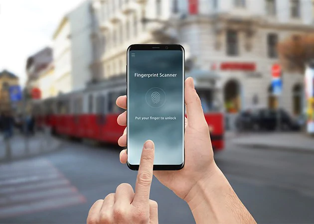 smarttelefon med fingeravtrykksleser åpen