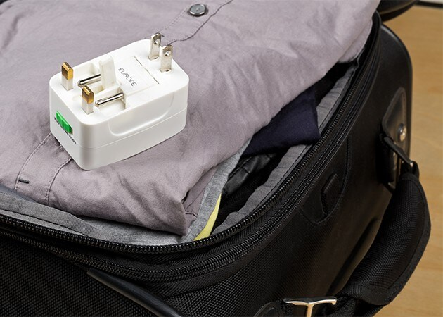 reiseadapter på toppen av en koffert