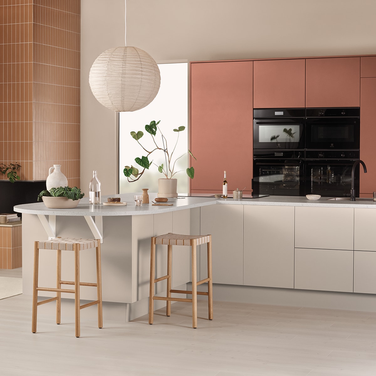 EPOQ - Kitchen - Trend Red Clay og Sand - Åpent kjøkkenløsning - Kjøkkenøy - Integrert ovn