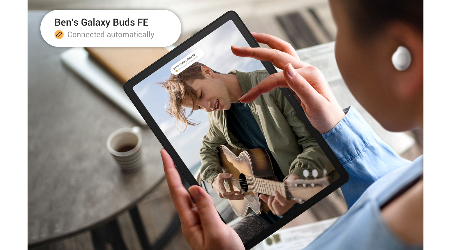 En person bruker Galaxy Tab A9 med Galaxy Buds FE på