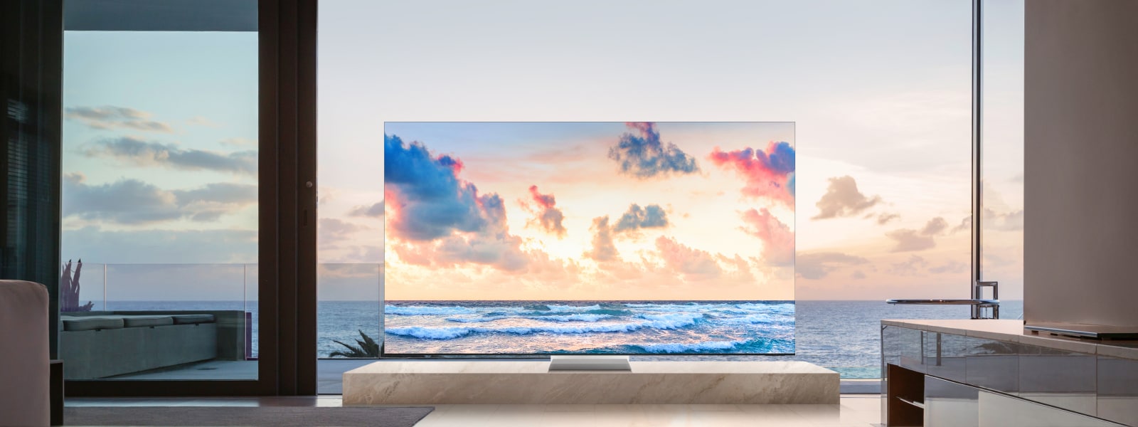 Samsung TV foran et stort vindu med havutsikt