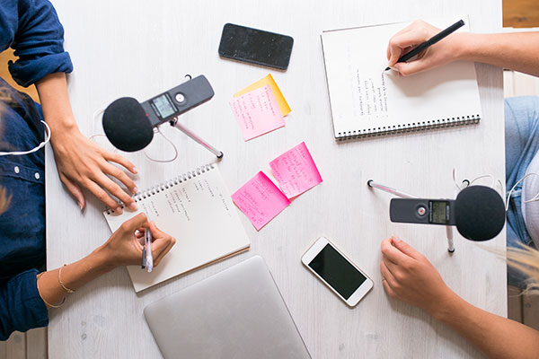 et bord fullt av utstyr til podcast-innspilling