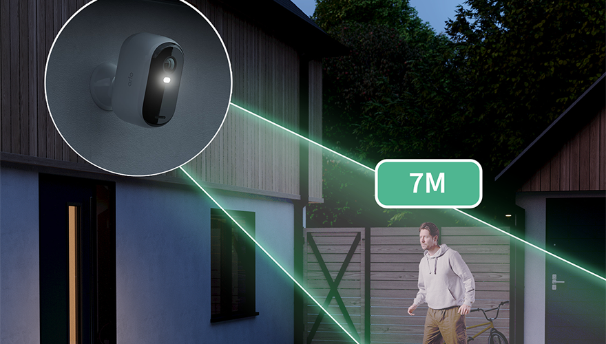 Arlo Essential utendørs overvåkningskamera med kraftig spotlight