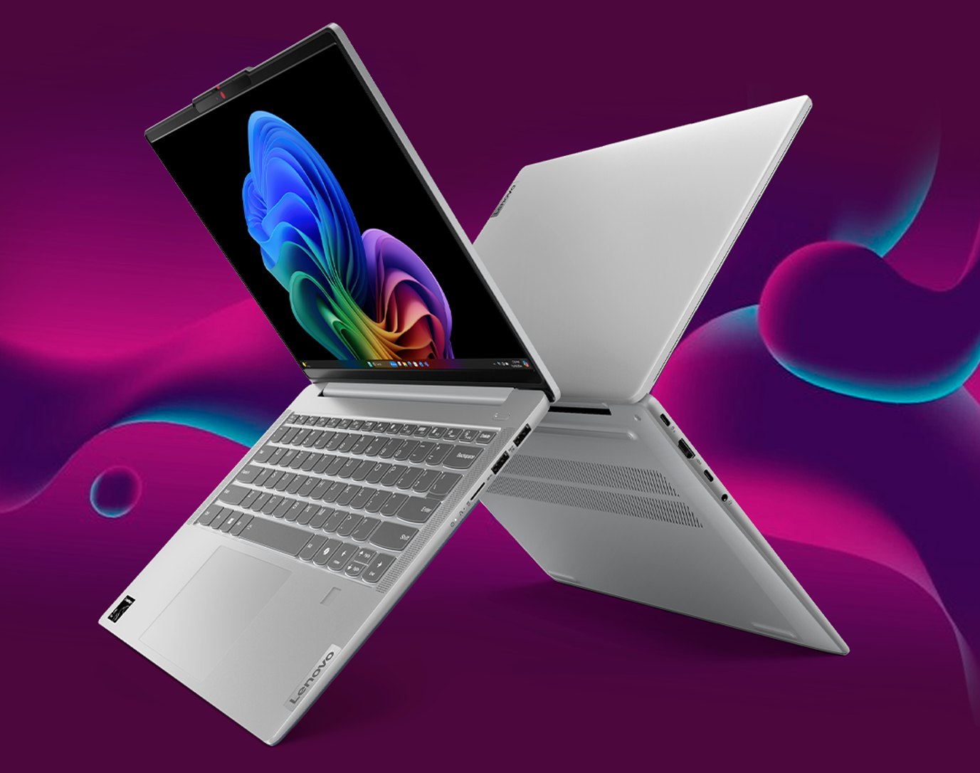 To grå Lenovo IdeaPad Slim 5x lener seg på hverandres bakside mot en blå, rosa og lilla bakgrunn