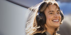 Kvinne med JBL ANC-hodetelefoner