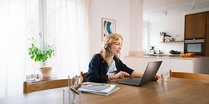 Kvinne som jobber på bærbar PC