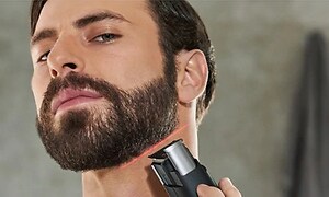 mann barberer skjegget på halsen