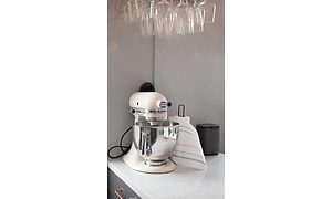 kjøkkenbenk fra epoq med kitchen aid kjøkkenmaskin og hengende vinglassdetaljer
