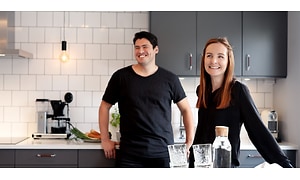 Smilende fornøyde kunder i et Epoq-kjøkken