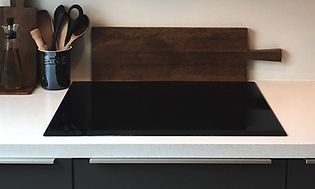 integrert ovn på benkeplate fra epoq med kjøkkenredskaper og plante