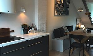 kjøkken fra epoq med sorte skuffer og integrert kokeplate