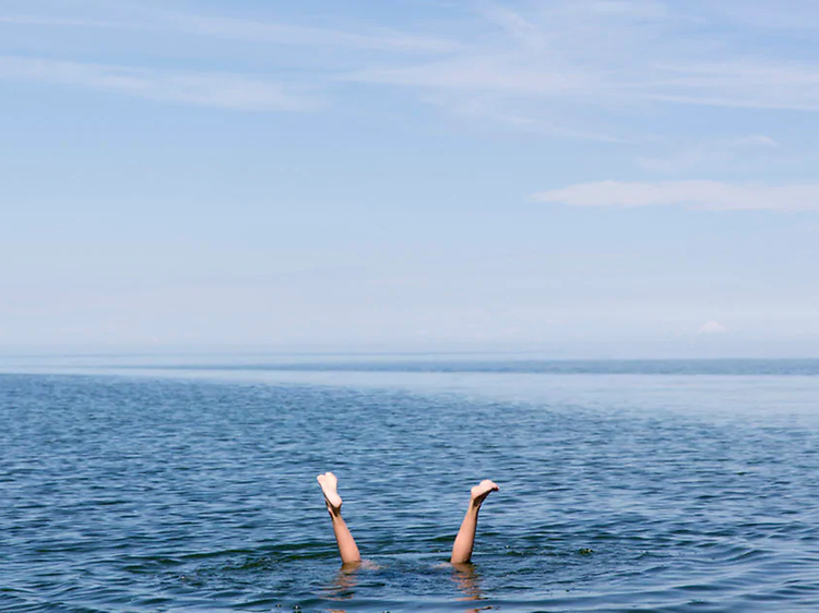 et par bein stikker opp fra havet