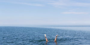 et par bein stikker opp fra havet