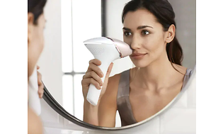 Kvinne bruker Philips Lumea Prestige i ansiktet