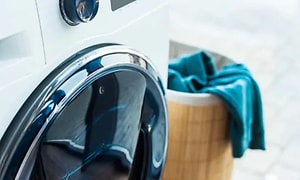 vaskemaskin og skittentøyskurv