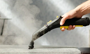 person bruker steamer på tekstiler