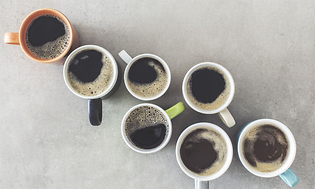 syv ulike kaffekopper fotografert ovenfra