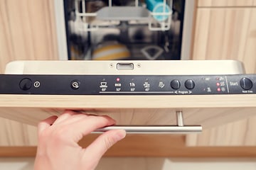 Nærbilde av åpen oppvaskmaskin