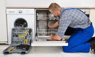 Teknisk reperatør reparerer oppvaskmaskinen