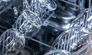 nærbilde av vinglass stablet inne i oppvaskmaskin