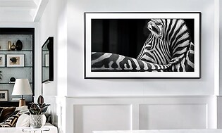 Samsung The frame vegghengt i hvit leilighet med svart-hvitt bilde på skjermen