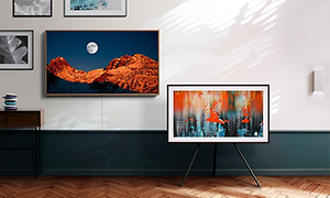 samsung the frame stående på stativ i stue