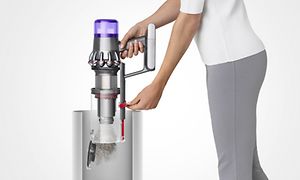 Person som tømmer Dyson V11-støvsuger