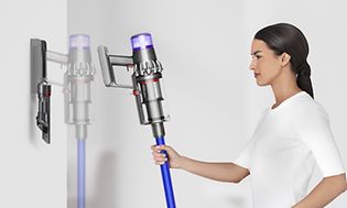 Dame som setter Dyson V10-støvsuger i dokkingstasjon