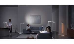 Tre mennesker som bruker Dyson Lightcycle Morph-lamper
