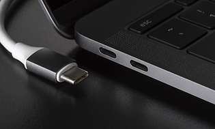 en usb-kabel og port ved siden av en laptop