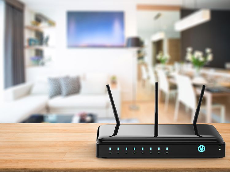 svart trådløs router på bord i stue