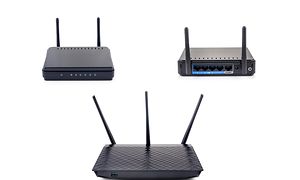tre ulike trådløse routere på hvit bakgrunn