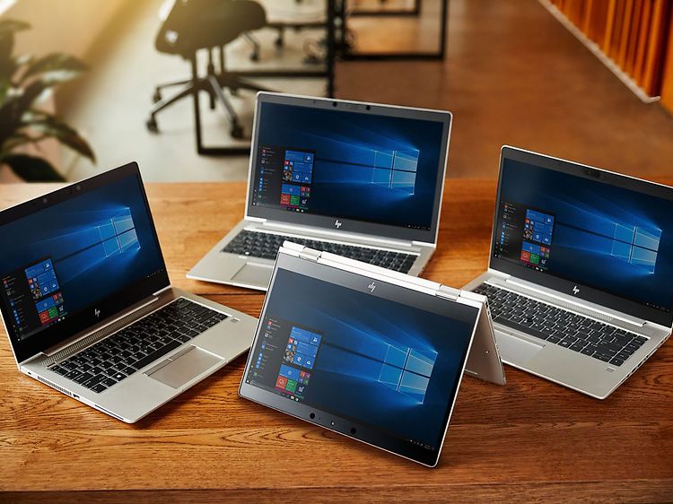 Fire HP-laptoper på bord