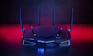 netgear gaming router med mørk bakgrunn og rødt lys