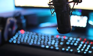studio med mikrofon og en rekke knapper opplyst i blått og rødt