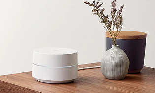 google wifi på brunt bord med interiørdetaljer