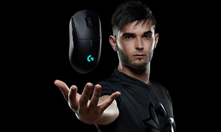 Mann med Logitech G Pro-mus svevende over hånd