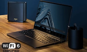 Sort Asus laptop plassert på trefarget pult med WiFi 6-logo