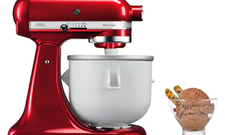 En bolle med sjokoladeiskrem og rød KitchenAid-maskin