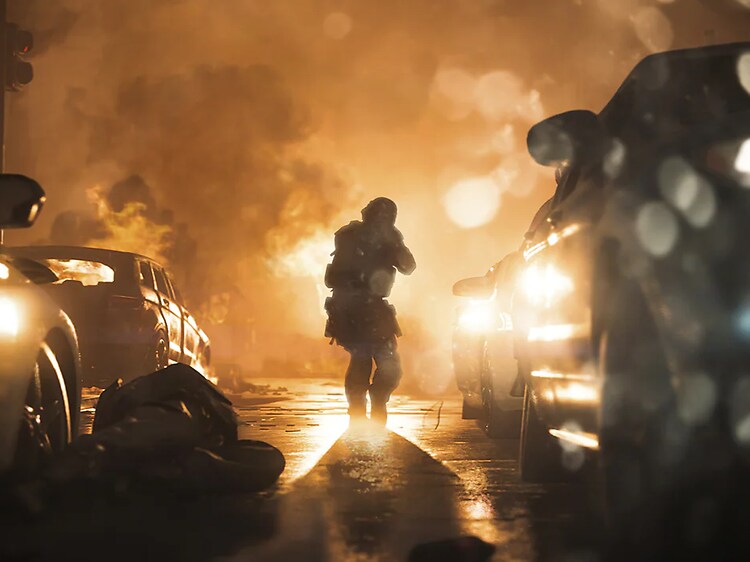 Call of Duty - skjermbilde fra spill - mann midt i en vei omringet av biler