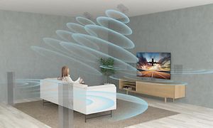 sony-tv-Kvinne ser på TV med lydbølger rundt