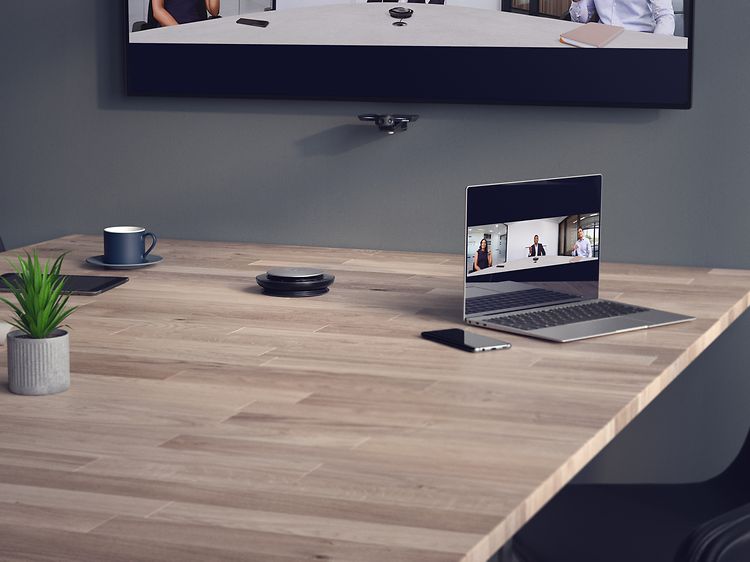 Jabra PanaCast kamera festet på en vegg