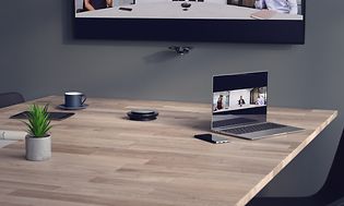 Jabra PanaCast kamera festet på en vegg