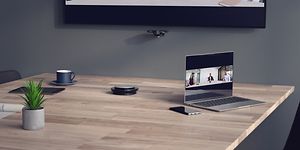 Jabra PanaCast kamera festet på en vegg