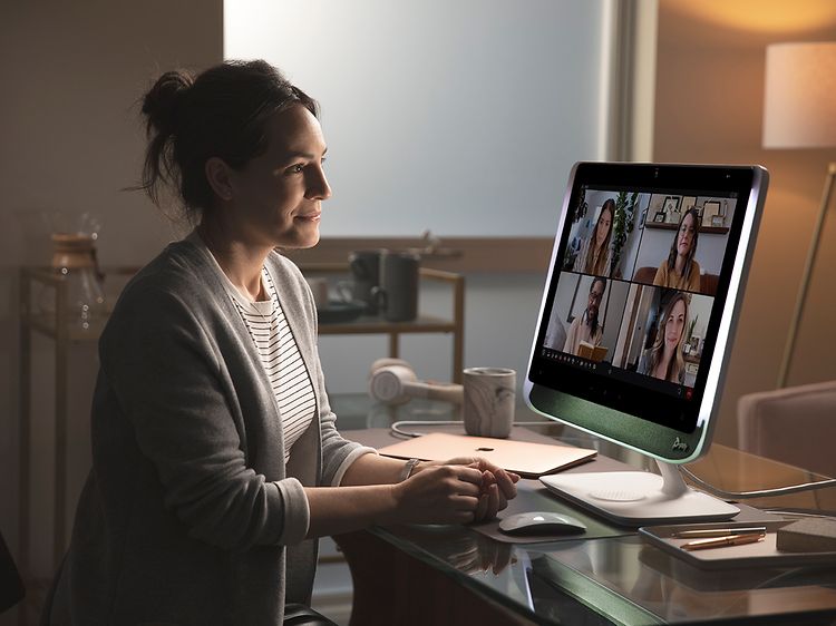 kvinne på hjemmekontor deltar på et videomøte