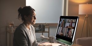 kvinne på hjemmekontor deltar på et videomøte