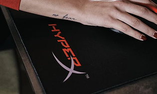 Person som bruker mus på HyperX musematte