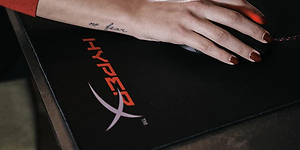 Person som bruker mus på HyperX musematte